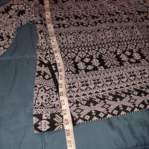 Izod Black and White Patterned Sweater - Picture 3 of 5